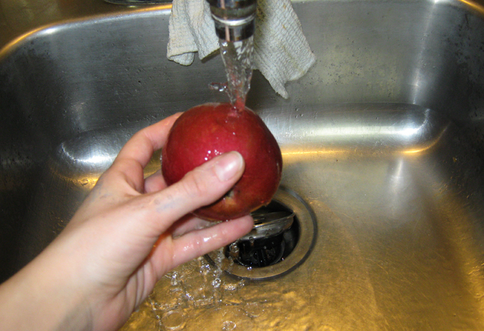 Мытье яблока