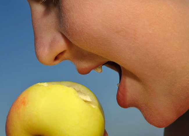 Человек кушает яблоки