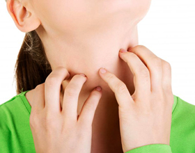 Аллергия на шее: симптомы, причины и что делать